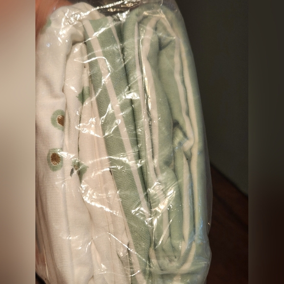 Carter's Crib Sheets - White and Green - Picture 5 of 5